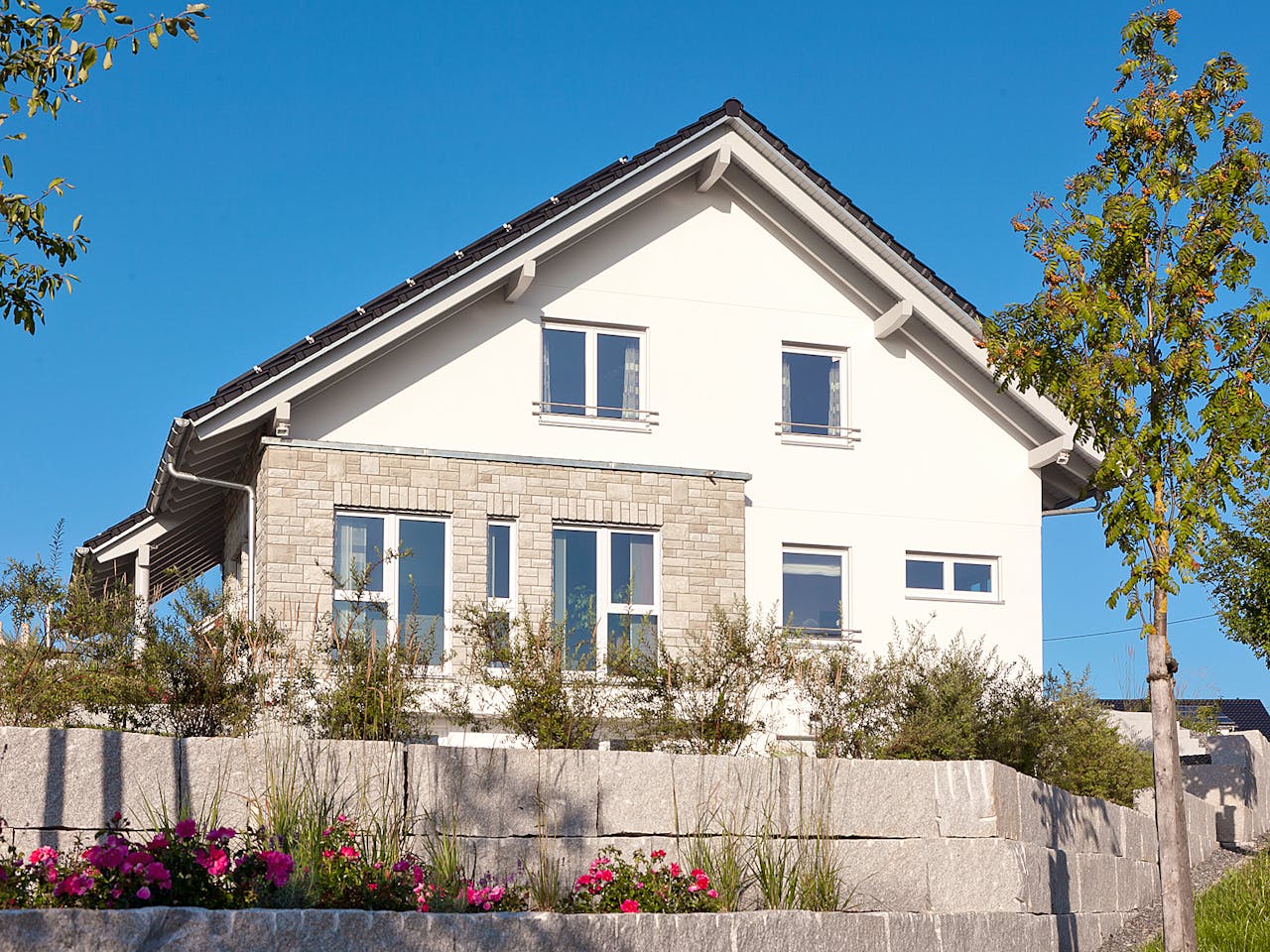 Fertighaus E 15-201.1 - Plusenergiehaus von SchwörerHaus Schlüsselfertig ab 566696€, Satteldach-Klassiker Außenansicht 1