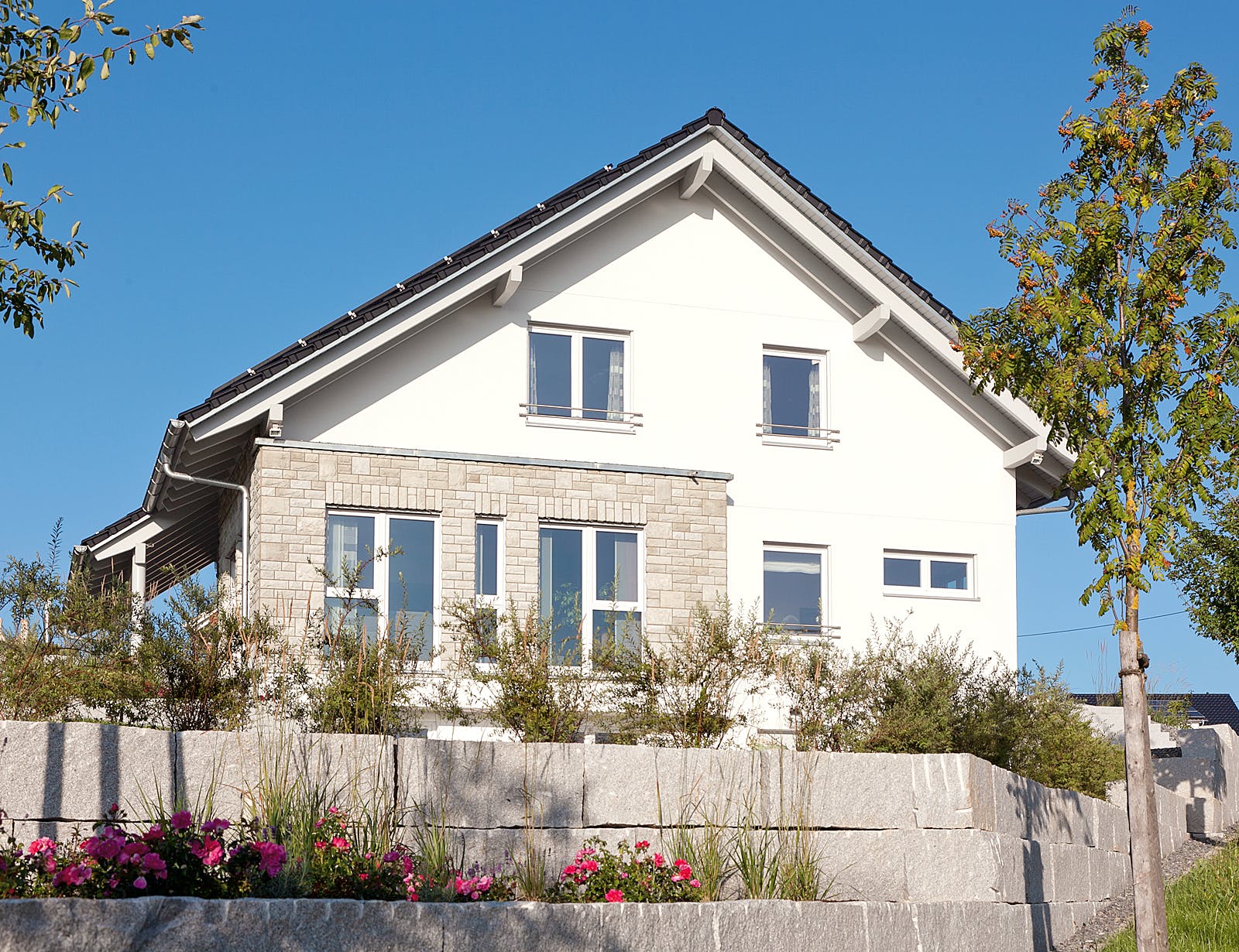 Fertighaus E 15-201.1 - Plusenergiehaus von SchwörerHaus Schlüsselfertig ab 576850€, Satteldach-Klassiker Außenansicht 1
