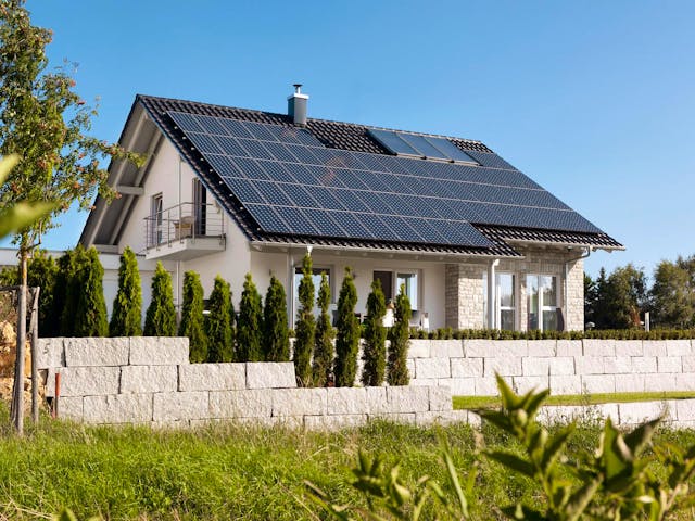 Fertighaus E 15-201.1 - Plusenergiehaus von SchwörerHaus Schlüsselfertig ab 566696€, Satteldach-Klassiker Außenansicht 2