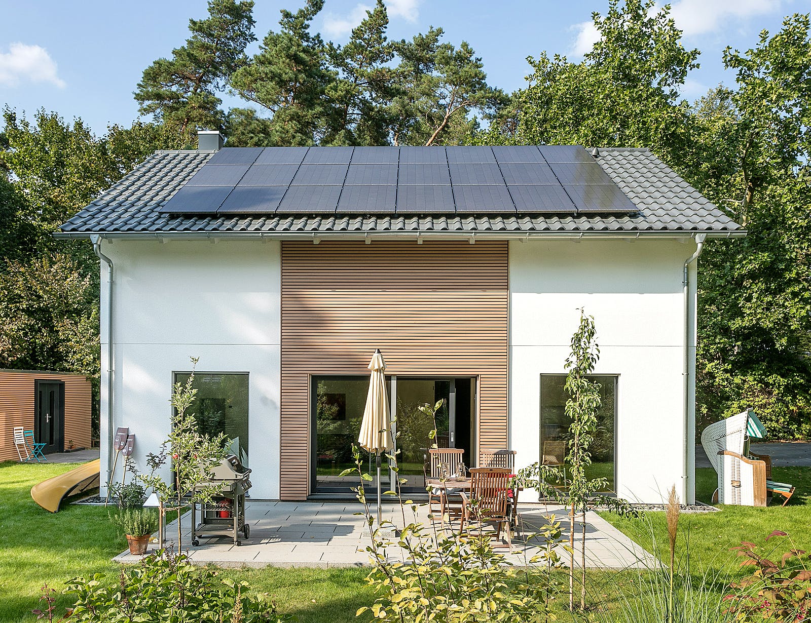 Fertighaus E 15-143.26 - Holz Fertighaus von SchwörerHaus Schlüsselfertig ab 417800€, Satteldach-Klassiker Außenansicht 2