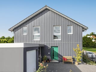 Fertighaus E15-150.5 - Im Bergischen Stil von SchwörerHaus Schlüsselfertig ab 381850€, Satteldach-Klassiker Außenansicht 3