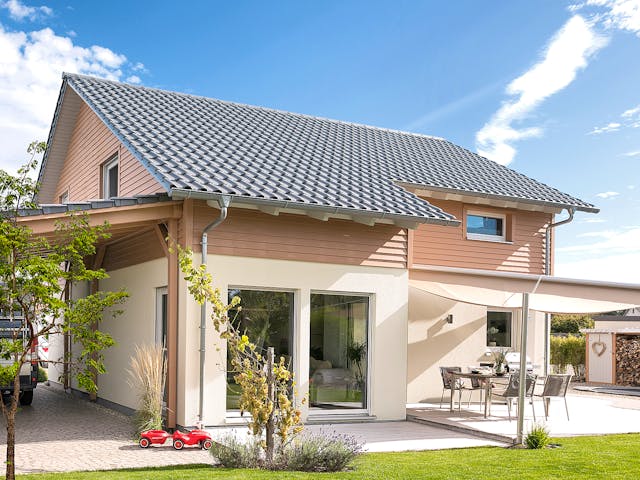 Fertighaus E 15-150.6 - Aktionshaus mit Sonneninsel von SchwörerHaus Schlüsselfertig ab 365653€, Außenansicht 2