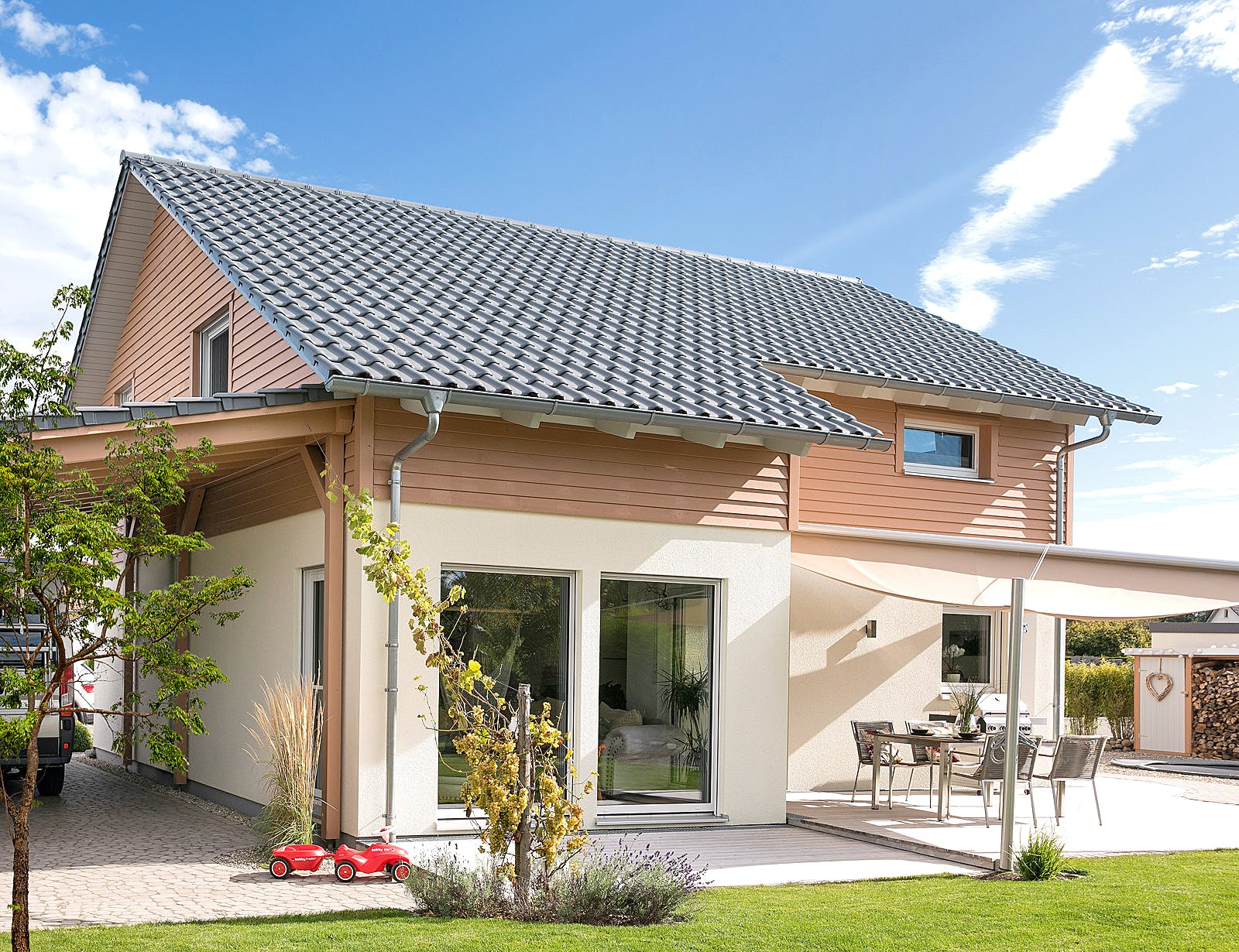 Fertighaus E 15-150.6 - Aktionshaus mit Sonneninsel von SchwörerHaus Schlüsselfertig ab 385500€, Außenansicht 2