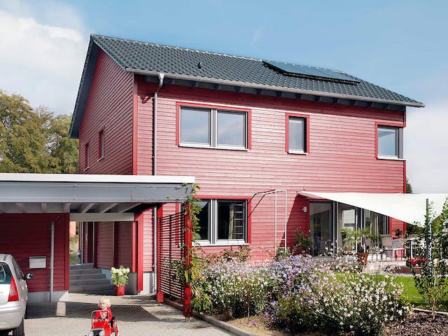 Fertighaus E 20-148.6 - Haus in rot von SchwörerHaus Schlüsselfertig ab 390600€, Satteldach-Klassiker Außenansicht 1