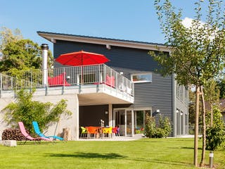 Fertighaus E 20-196.2 - Energiesparhaus von SchwörerHaus Schlüsselfertig ab 571672€, Pultdachhaus Außenansicht 2