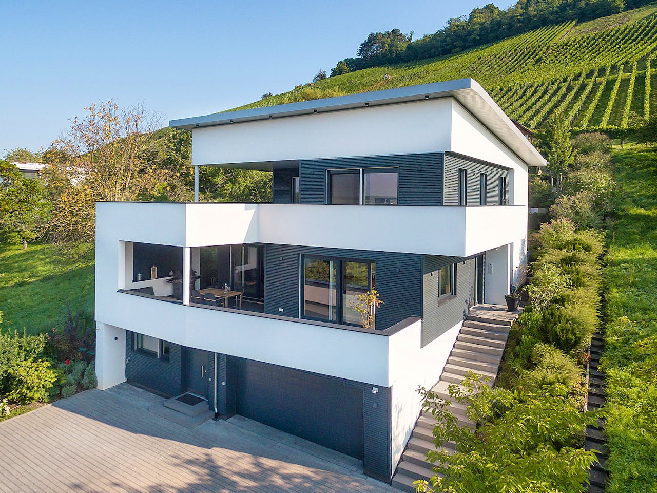 Fertighaus E 20-222.1 - Villa in Hanglage von SchwörerHaus Schlüsselfertig ab 1031805€, Cubushaus Außenansicht 1