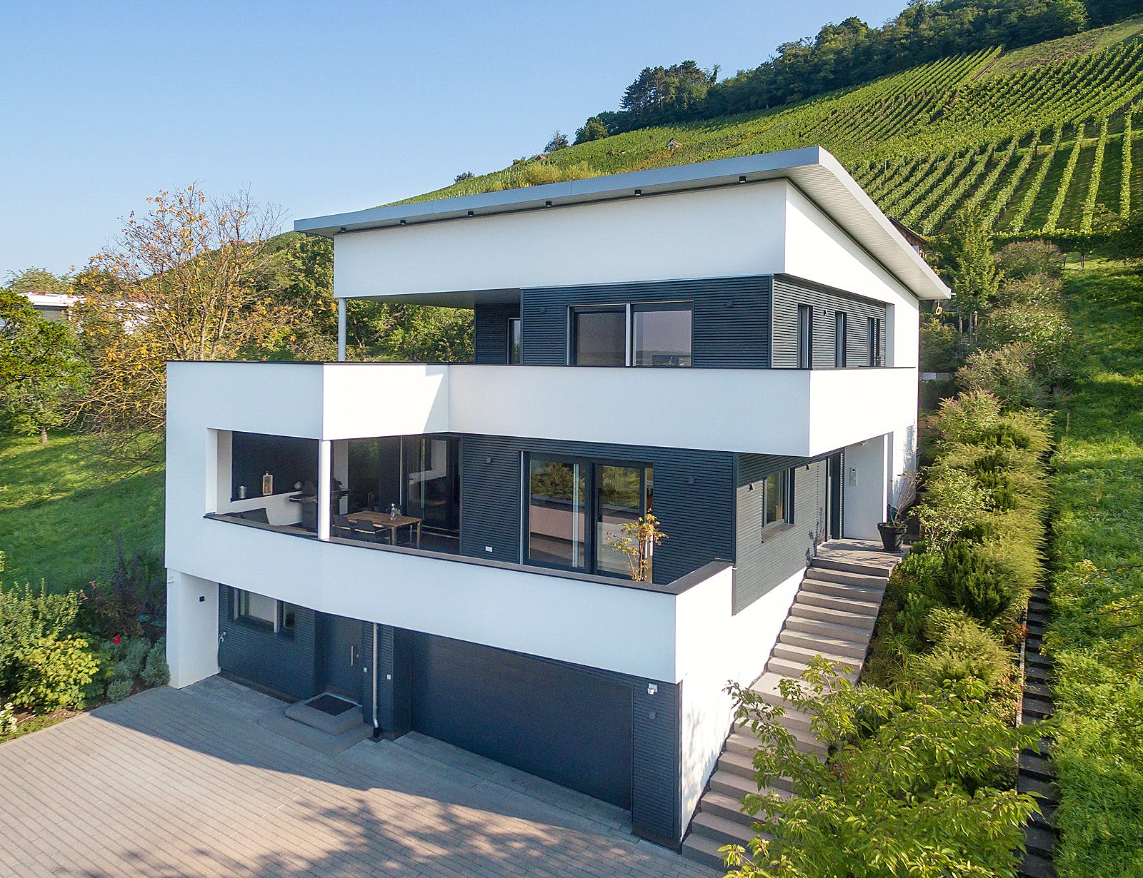 Fertighaus E 20-222.1 - Villa in Hanglage von SchwörerHaus Schlüsselfertig ab 1004600€, Cubushaus Außenansicht 1