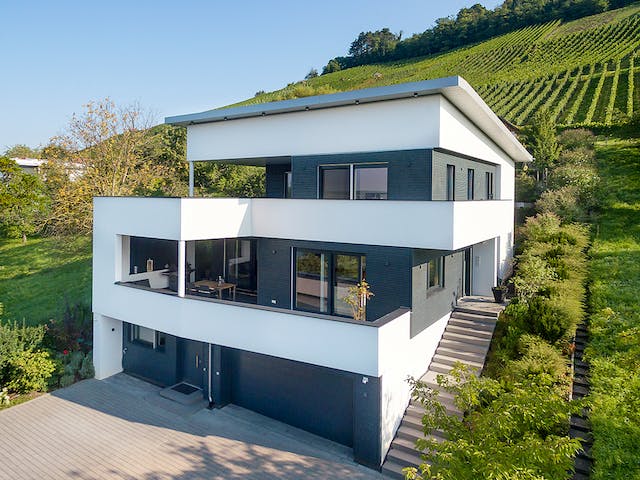 Fertighaus E 20-222.1 - Villa in Hanglage von SchwörerHaus - Österreich Schlüsselfertig ab 925430€, Cubushaus Außenansicht 1