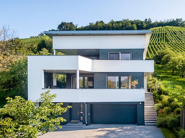 Fertighaus E 20-222.1 - Villa in Hanglage von SchwörerHaus Schlüsselfertig ab 1031805€, Cubushaus Außenansicht 3