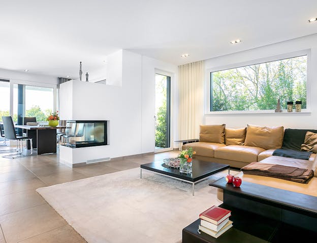 Innenansicht Villa in Hanglage von SchwörerHaus: Bei dieser Luxus-Fertighaus-Villa liegt der Preis allein für das Haus aufgrund der hochklassigen Ausstattung bei über 1 Mio. Euro. Die bevorzugte Lage in der schwäbischen Alb inmitten von malerischen Weinbergen trägt zu weiteren hohen Baukosten hinzu.