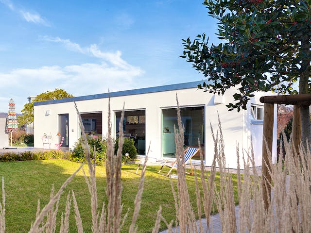 Fertighaus F 10-043.5 - FlyingSpace im Garten von SchwörerHaus Schlüsselfertig ab 182726€, Bungalow Außenansicht 1