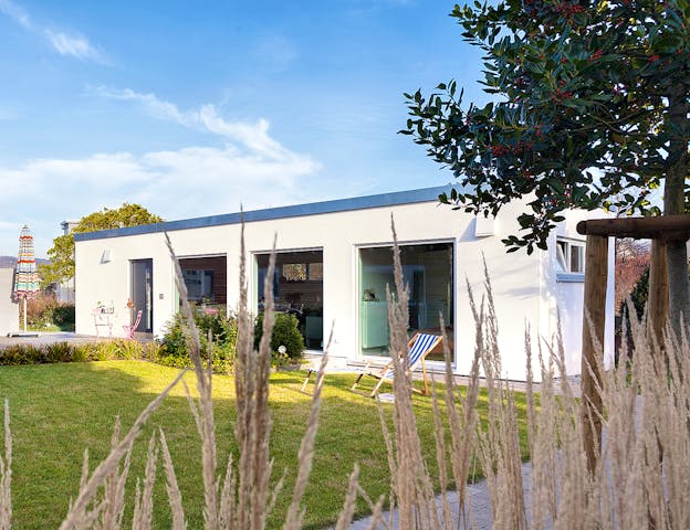 Flying Space: Modulhaus als freistehende Bungalow von SchwörerHaus