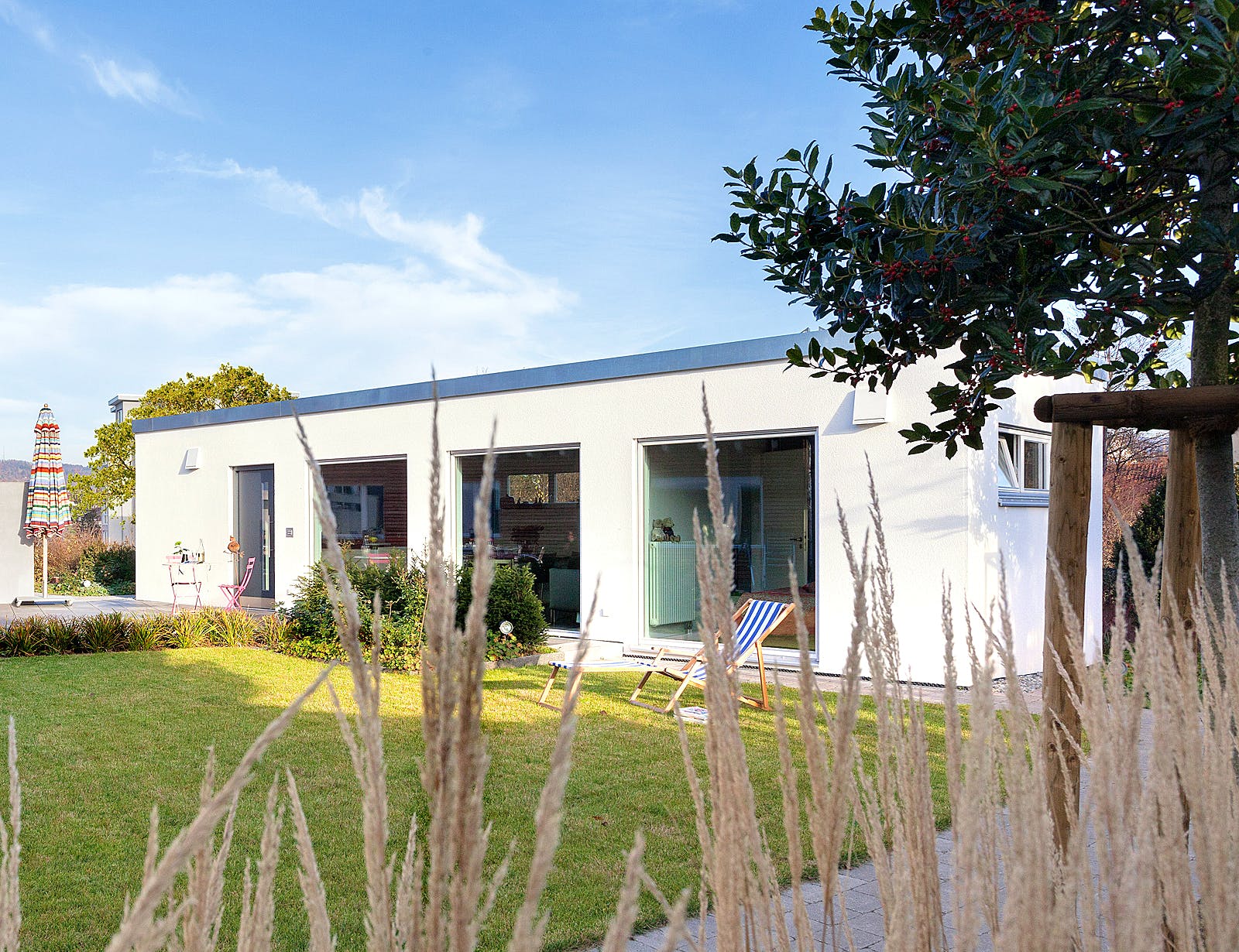 Fertighaus F 10-043.5 - FlyingSpace im Garten von SchwörerHaus Schlüsselfertig ab 173300€, Bungalow Außenansicht 1