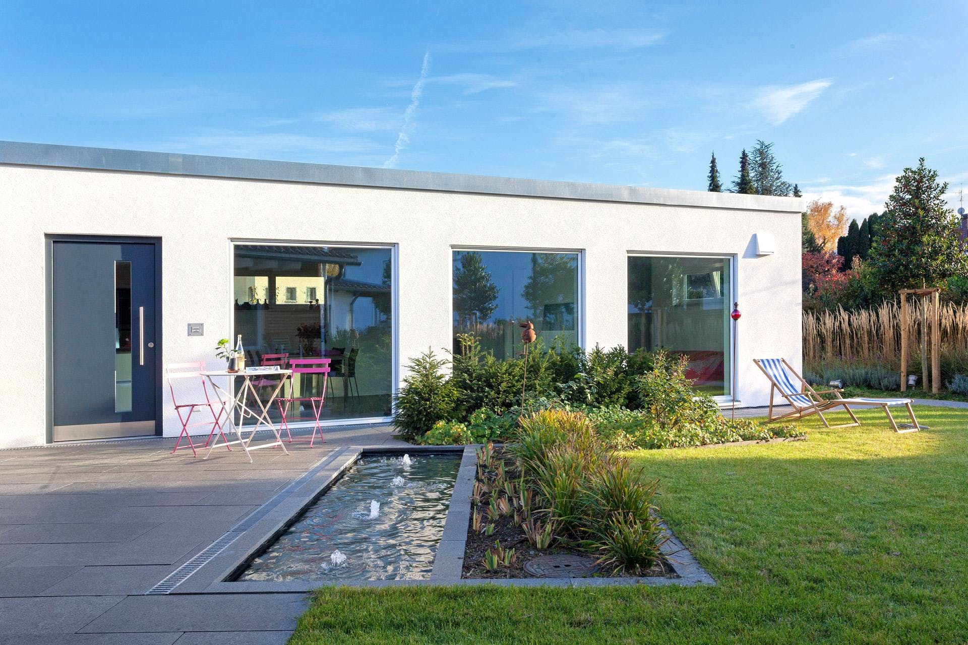 Fertighaus F 10-043.5 - FlyingSpace im Garten von SchwörerHaus Schlüsselfertig ab 173300€, Bungalow Außenansicht 2