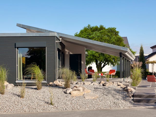Fertighaus F 10-043.7 - FlyingSpaces Bungalow von SchwörerHaus Schlüsselfertig ab 330857€, Bungalow Außenansicht 1