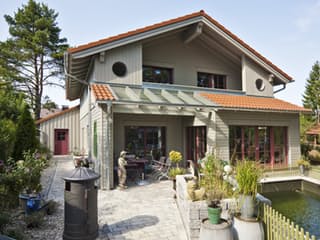 Fertighaus Seeshaupt von ISARTALER HOLZHAUS Schlüsselfertig ab 314900€, Satteldach-Klassiker Außenansicht 1