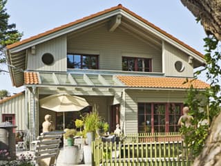 Fertighaus Seeshaupt von ISARTALER HOLZHAUS Schlüsselfertig ab 314900€, Satteldach-Klassiker Außenansicht 2