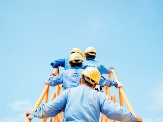 Bauarbeiter auf dem Dach