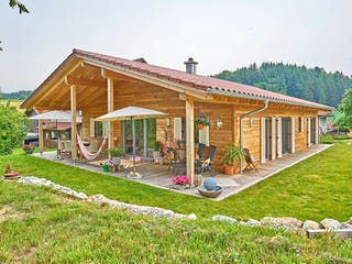 Fertighaus Kundenhaus Bauer von Sonnleitner Holzbau, Bungalow Außenansicht 1