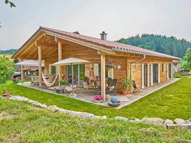 Fertighaus Kundenhaus Bauer von Sonnleitner Holzbau, Bungalow Außenansicht 1