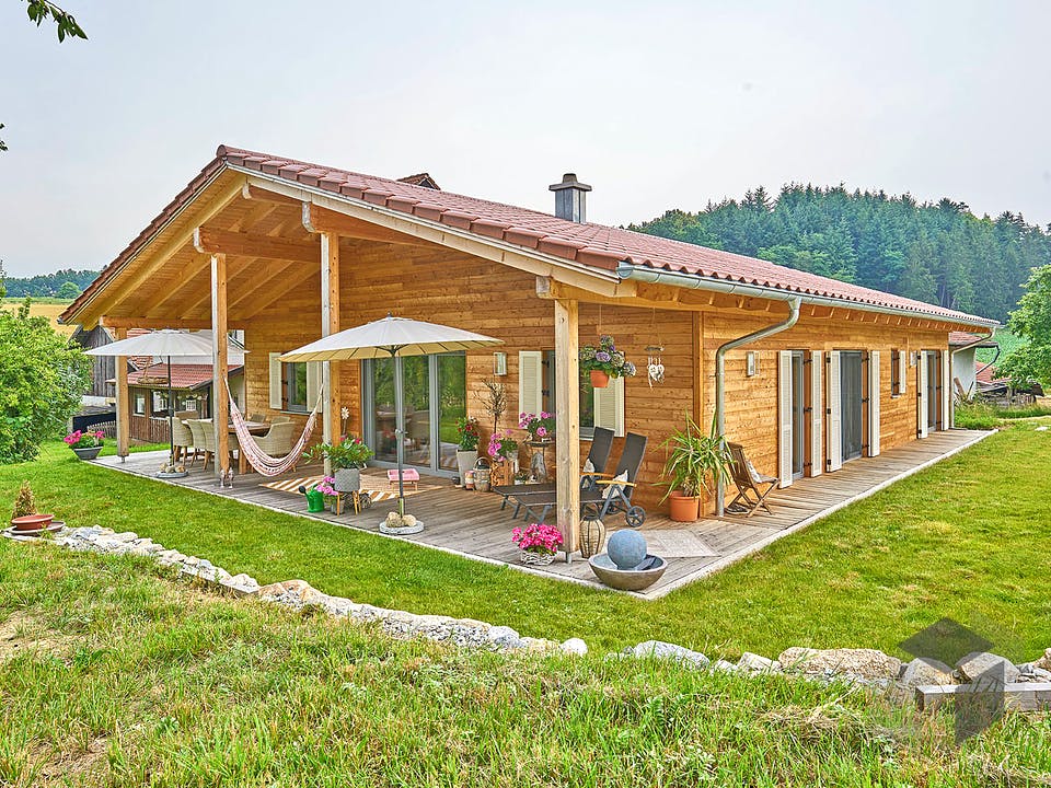 Fertighaus Kundenhaus Bauer von Sonnleitner Holzbau, Bungalow Außenansicht 1