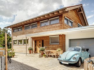 Fertighaus Kundenhaus Gusto von Sonnleitner Holzbau, Satteldach-Klassiker Außenansicht 1
