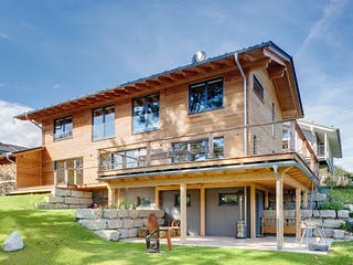 Fertighaus Kundenhaus Gusto von Sonnleitner Holzbau, Satteldach-Klassiker Außenansicht 2