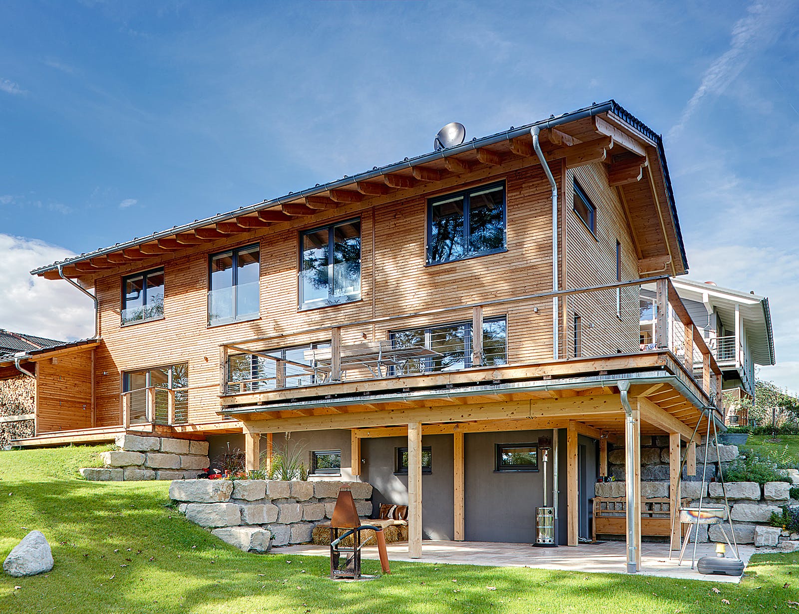 Fertighaus Kundenhaus Gusto von Sonnleitner Holzbau, Satteldach-Klassiker Außenansicht 2