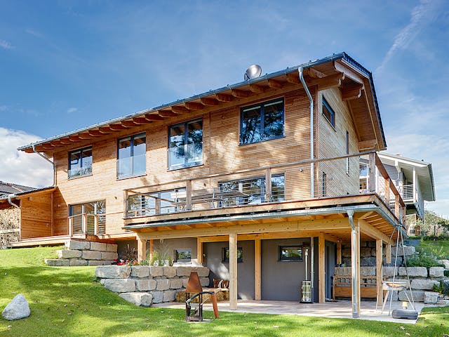 Fertighaus Kundenhaus Gusto von Sonnleitner Holzbau, Satteldach-Klassiker Außenansicht 2