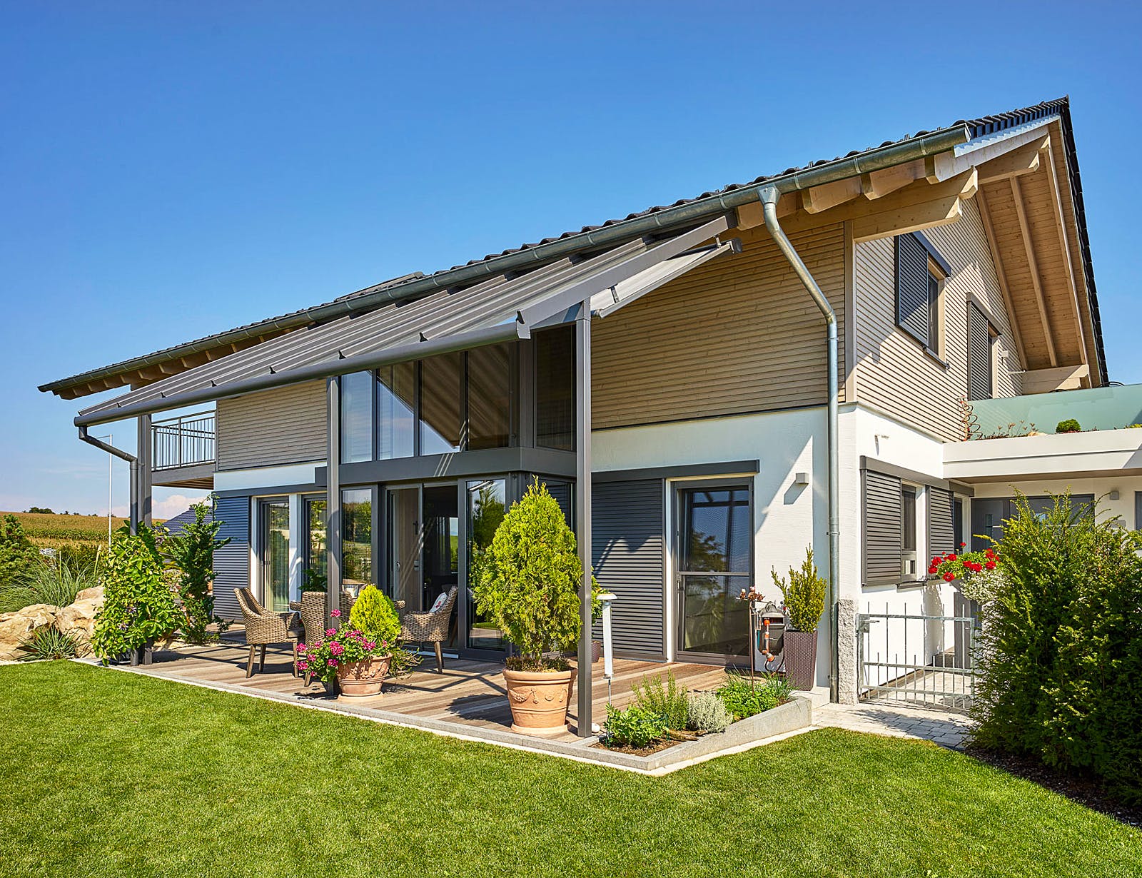 Fertighaus Kundenhaus Niederhofer von Sonnleitner Holzbau, Satteldach-Klassiker Außenansicht 1