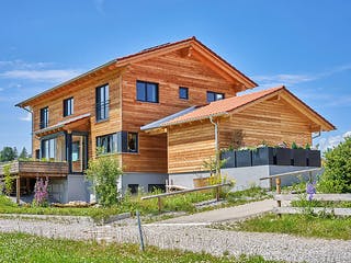 Fertighaus Kundenhaus Schliersee von Sonnleitner Holzbau, Satteldach-Klassiker Außenansicht 1