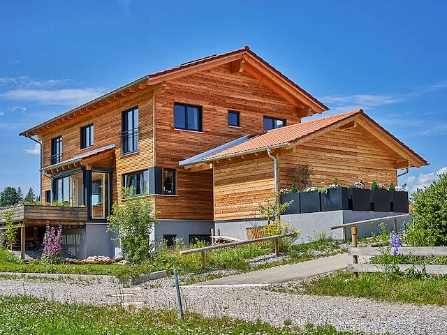 Fertighaus Kundenhaus Schliersee von Sonnleitner Holzbau, Satteldach-Klassiker Außenansicht 1