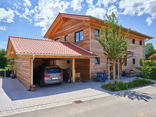 Fertighaus Kundenhaus Schliersee von Sonnleitner Holzbau, Satteldach-Klassiker Außenansicht 2