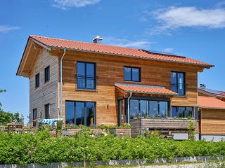 Fertighaus Kundenhaus Schliersee von Sonnleitner Holzbau, Satteldach-Klassiker Außenansicht 3