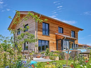 Fertighaus Kundenhaus Schliersee von Sonnleitner Holzbau, Satteldach-Klassiker Außenansicht 4