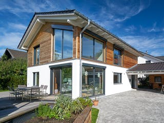 Fertighaus Kundenhaus Severin von Sonnleitner Holzbau, Satteldach-Klassiker Außenansicht 1