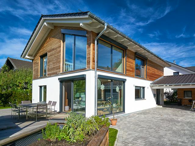 Fertighaus Kundenhaus Severin von Sonnleitner Holzbau, Satteldach-Klassiker Außenansicht 1