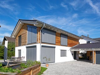 Fertighaus Kundenhaus Severin von Sonnleitner Holzbau, Satteldach-Klassiker Außenansicht 4