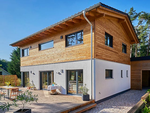 Fertighaus Kundenhaus Wittelsbach von Sonnleitner Holzbau, Satteldach-Klassiker Außenansicht 1