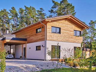 Fertighaus Kundenhaus Wittelsbach von Sonnleitner Holzbau, Satteldach-Klassiker Außenansicht 2