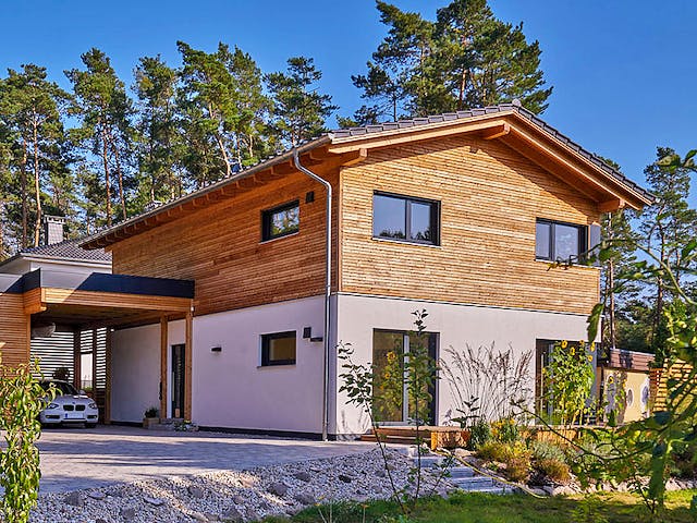 Fertighaus Kundenhaus Wittelsbach von Sonnleitner Holzbau, Satteldach-Klassiker Außenansicht 2