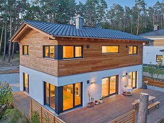 Fertighaus Kundenhaus Wittelsbach von Sonnleitner Holzbau, Satteldach-Klassiker Außenansicht 3