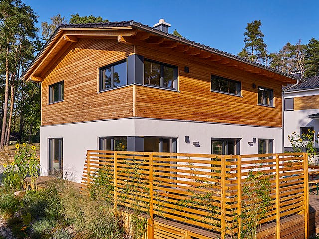 Fertighaus Kundenhaus Wittelsbach von Sonnleitner Holzbau, Satteldach-Klassiker Außenansicht 4