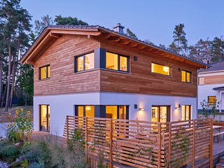 Fertighaus Kundenhaus Wittelsbach von Sonnleitner Holzbau, Satteldach-Klassiker Außenansicht 5