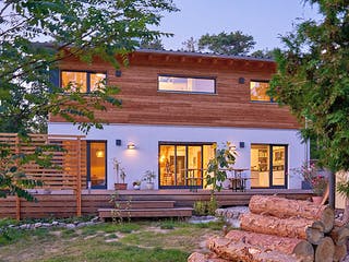 Fertighaus Kundenhaus Wittelsbach von Sonnleitner Holzbau, Satteldach-Klassiker Außenansicht 6