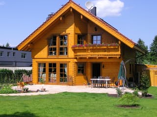 Fertighaus Spittal - Erkervariante von TIROLIA Ausbauhaus ab 119650€, Blockhaus Außenansicht 1