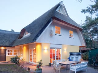 Fertighaus Stockholm unter Reet von Danhaus Deutschland, Satteldach-Klassiker Außenansicht 3