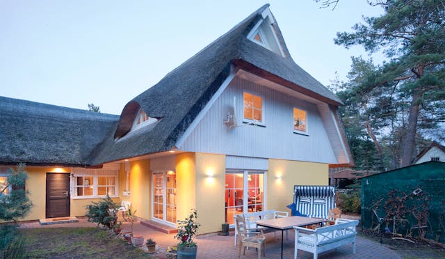 Fertighaus mit Niedersachsengiebel, Eulenloch und Reetdeckung von Danhaus Deutschland