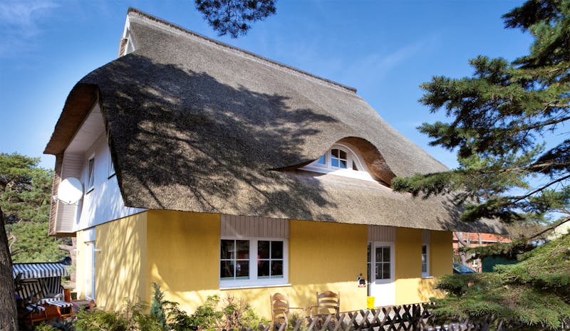 Fertighaus Stockholm unter Reet von Danhaus Deutschland, Satteldach-Klassiker Außenansicht 4