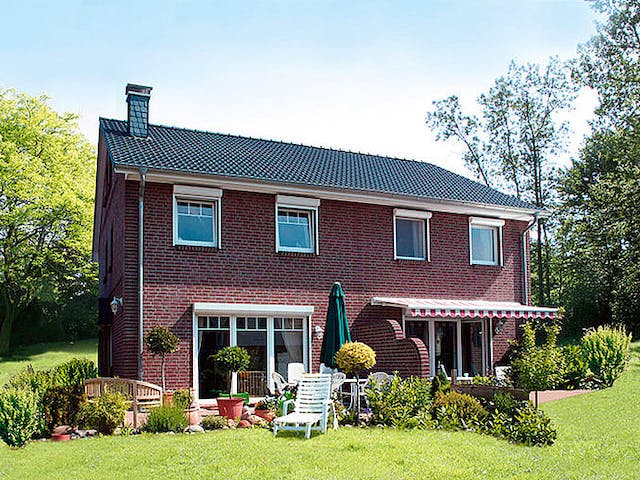 Massivhaus Doppelhaus 140-1 von Team Massivhaus Schlüsselfertig ab 169900€, Satteldach-Klassiker Außenansicht 2